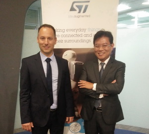 ST微控制器事业部STM32高性能产品资深行销经理Renaud Bouzereau(左)，与资深产品行销经理杨正廉(右)