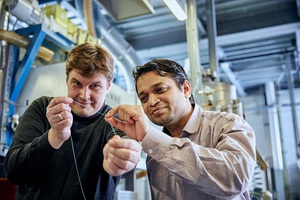 德国阿亨工业大学科学家Pavan Manvi(右)与科思创研究员Jochen Norwig博士，手持着以二氧化碳为原料所做成的合成纤维原型