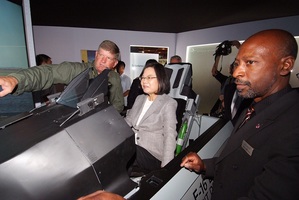 參展廠商Lockheed Martin邀請蔡英文總統(左二)體驗F-16模擬駕駛艙