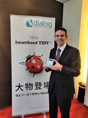 Dialog低功耗连接业务部总监Mark de Clercq表示，SmartBond TINY配备了超高性能、超小尺寸和超低功耗，并将透过量产实现最具竞争力的市场价格，实现下一波十亿个IoT装置。（摄影／吴雅婷）