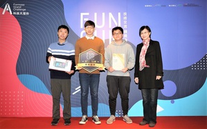 科技部前瞻司楊琇雅司長(右)頒獎給第一名高雄科技大學NKUST_EE304團隊