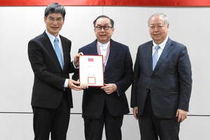 科技部部長陳良基頒給科技專業獎章獎章證書予廣達電腦林百里董事長
