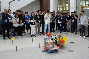 「2019國研盃智慧機械競賽」各競賽隊伍設計倉儲搬運機器人與其他隊伍競技熱況。