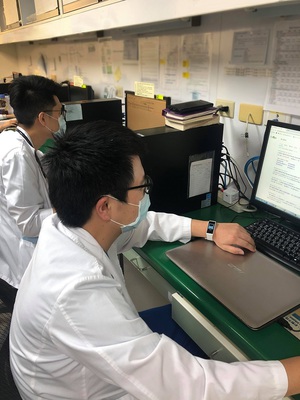 聯齊科技與成大合作研發智慧手環體溫預警系統。圖為成大醫院實際應用。