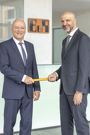 在公司工作了34年之后，Peter Gucher（左）将光荣退休，其首席销售官的职务将移交?Luca Galluzzi。