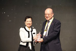 凌?電腦以三項自行研發產品獲2021年台灣精品獎，智慧型服務機器人Ayuda一舉更獲得銀質獎肯定。