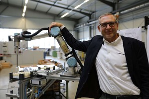 Universal Robots宣布其協作型機器人的銷售量已達到5萬台里程碑，Universal Robots總裁Jurgen von Hollen親臨現場交付以見證此重要使命。
