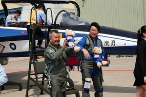 漢翔公司董事長胡開宏為證明勇鷹機性能符合空軍需求，進入後座與前座試飛官管延年同乘飛行共40分鐘