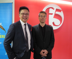 F5發佈2021應用策略狀態報告。左為F5台灣區總經理張紘綱。