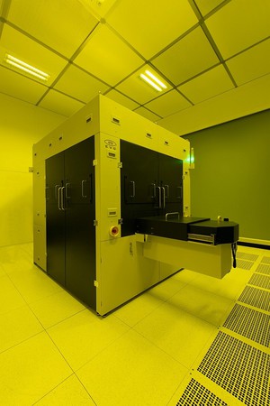 EVG 770 NT步进重复奈米压印微影系统为扩增实境波导管、晶圆级光学技术与先进生物医学晶片，促成微型与奈米结构的大面积母模加工。