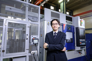 凱柏精密機械副總經理蔡宗男與施耐德電機合作開發車銑複合機，打造數位化獨立生產線