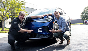 浩亭美洲公司董事总经理Jon DeSouza（左）和车手Rainer Zietlow通过ID.4 Challenge塑造了长途电动汽车驾驶的杰出典范。