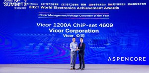 Vicor中國技術支援中心總監倪進領取電源管理/電壓轉換器類別的年度最具創新產品獎，Vicor1200A 橫向供電解決方案贏得了該獎項。
