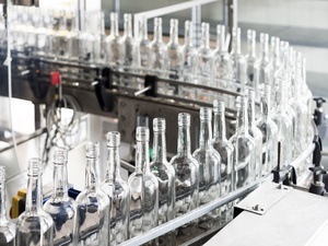 玻璃輕量化是減少玻璃產業二氧化碳影響的解決方案之一，在瓶子的製造和成品運輸方面將減少碳排放。