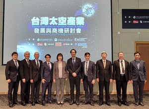 「台灣太空產業發展與商機研討會」日前舉辦，各界專家從產業技術與投資環境的角度，探討台灣太空產業的發展。圖為與會貴賓合應。