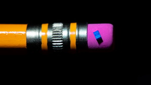 英特尔量子运算晶片於一枝铅笔的橡皮擦上面维持平衡。
