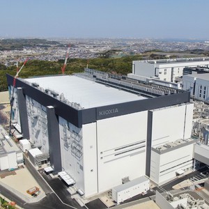 鎧俠和Western Digital共同投資鎧俠位於日本三重縣四日市工廠Fab7 (Y7)製造設施，將支援Y7在今年秋季開始初步投產。 (source:Business Wire)