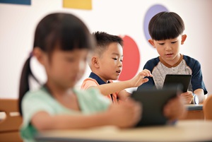 力新國際科技、高通與OneScreen合作推出智慧教室軟硬體訂閱服務