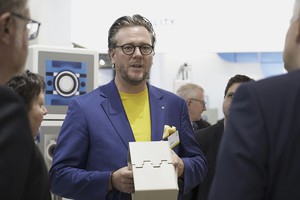 浩亭技術集團董事會主席 洪斐立(Philip Harting) 使用模型向參加展會的觀眾展示Han-Modular Domino模組的功能。