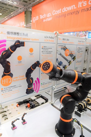 igus展出具有4~6个自由度的ReBeL工业和服务机器人，可通过读取内建整合的感测器和运动学数据，进行智能应用调控