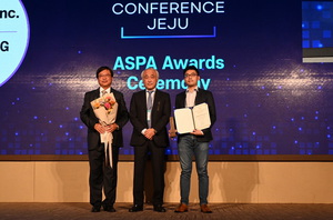 歐特明榮獲ASPA年度首獎，右為歐特明產品暨行銷總監曾怡舜