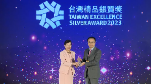 東元「移動式協作機器人」T-PAL榮獲台灣精品銀質獎，由東元電機總經理范炘上台領獎(右)