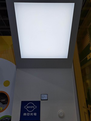 南亞光電的仿日照智能平板燈為一套可模擬日光軌跡變化的全頻譜照明系統。(攝影/陳復霞)