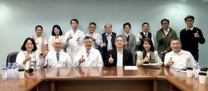 奇美醫學中心與東台精機跨業結盟打造醫材新樞紐,讓傳統醫材加速轉型,除了提供精準醫療,同時也改善及提升照護品質。