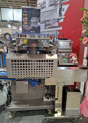 百城機械的多功能食品自動包餡成型機HM-588械具有獨家五重包專利技術，讓烘焙類橫跨到冷鏈市場都可以透過同一台機器生產，一機多用。(攝影:陳復霞)
