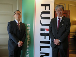 台湾富士电子材料董事长田中贤一(右)、台湾富士电子材料总经理张文宏(左)