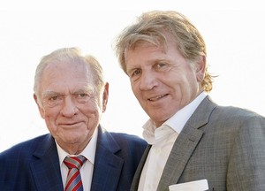 儒卓力创始人暨总裁Helmut Rudel（左）和执行长Thomas Rudel（右）厌祝儒卓力公司成立50周年的企业发展里程碑。