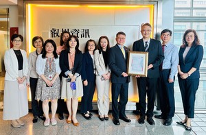 叡揚資訊榮獲SGS頒發全球首張資服業 ISO30401 知識管理系統證書。右三為叡揚資訊創新生產力事業群總經理余君健,右四為 SGS 知識與管理事業群營運總監蔡福欽。