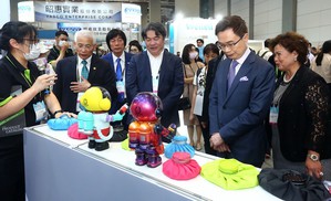 2023年「台湾国际医疗暨健康照护展开展,图为主办单位贸协董事长黄志芳(右二)与贵宾叁观亮点企业的产品。(source:贸协)