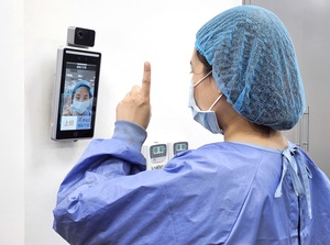 研勤科技「Face8台湾脸霸」人脸辨识系统，既藉由手势指令，达到考勤管理零接触，甚至可进一步提升智慧管理效能、强化医疗资料的自动整合和追踪实力。