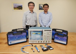 筑波科技技术长张俊杰(左)与资深系统整合专案经理张龙维(右)合影