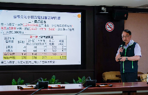 台电发言人蔡志孟介绍台电首度对外发布小包装绿电销售试办计画