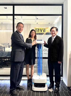 迈摩科技董事长李牧原(左)、芝程科技总经理林婉如(中)、迈摩科技AI长沙舟(右)与AI智慧型消毒机器人合影。