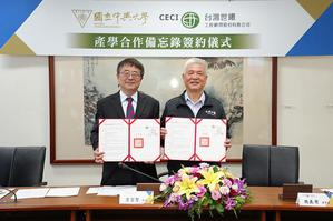 由中興大學校長詹富智（左）與台灣世曦董事長施義芳（右）代表簽約。