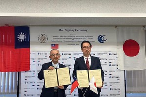 成大半导体学院院长苏炎坤（左一）率团赴日，与日本熊本高专校长高松洋（右一）共同签署合作意向书