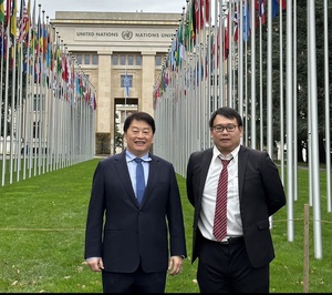 资策会执行长暨AFACT中华民国代表卓政宏（左）受邀出席於瑞士日内瓦联合国欧洲总部举办的联合国贸易便捷化与电子商务中心（UN/CEFACT）第29届大会。