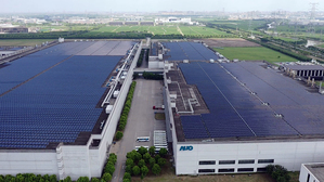友达昆山厂推动智慧制造实现高效节能生产，并建置屋顶太阳能电厂，发电量可达2,300万千瓦时。（来源:AUO）