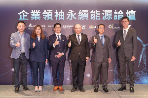 台达能源宣布正式取得再生能源售电业执照，台达电子??董事长柯子兴（右三）、台达能源总经理张立业（左三）以及各领域合作夥伴合影。