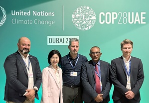 台達攜手國際組織共同於COP28舉辦周邊會議，台達品牌長暨基金會副董事長郭珊珊(左2)向國際分享內部碳定價實績。