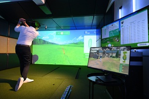 室內高爾夫不受天氣限制成新趨勢，能讓選手精進球技，也適合民眾入門初體驗，加上多人異地連線競賽、類電競的競技體驗，帶來新的社交模式，不僅越來越多年輕人喜愛，更是娛樂新選擇。