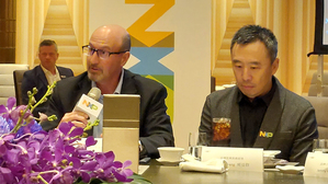 NXP全球销售执行??总裁Ron Martino（左），台湾区业务总经理臧益群（右）