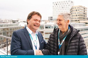 Nordic Semiconductor ASA新任執行長Vegard Wollan (圖左) ，與領導公司二十多年即將卸任的Svenn-Tore Larsen合影。