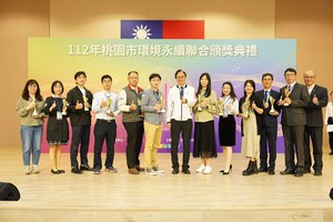桃园市政府环境保护局办理112年环境永续联合颁奖典礼，桃园市长张善政(中)颁奖表扬绩优单位，中华精测 (右五) 获颁「111年绩优民间企业及团体绿色采购单位」年度奖。
