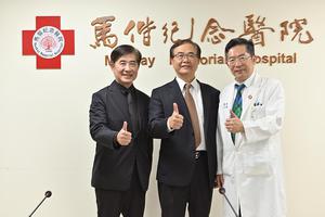 馬偕紀念醫院與台灣設計研究院簽訂設計導入合作意向書,由馬偕總院院長張文瀚(右)與設研院院長張基義(左)共同簽署,經濟部產業發展署陳良棟副組長(中)見證儀式。