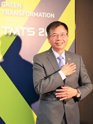 台灣瀧澤科技公司董事總經理戴雲錦表示，面對中國大陸工具機產業發展後來居上，台灣廠商都應該要共同努力加強，關鍵將在於數位與綠色轉型，他也展示自己獲ESG認證企業的肩章。