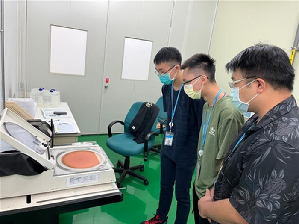 工程人才至工研院場域操作晶圓切割,提升實作經驗。(圖/工研院提供)